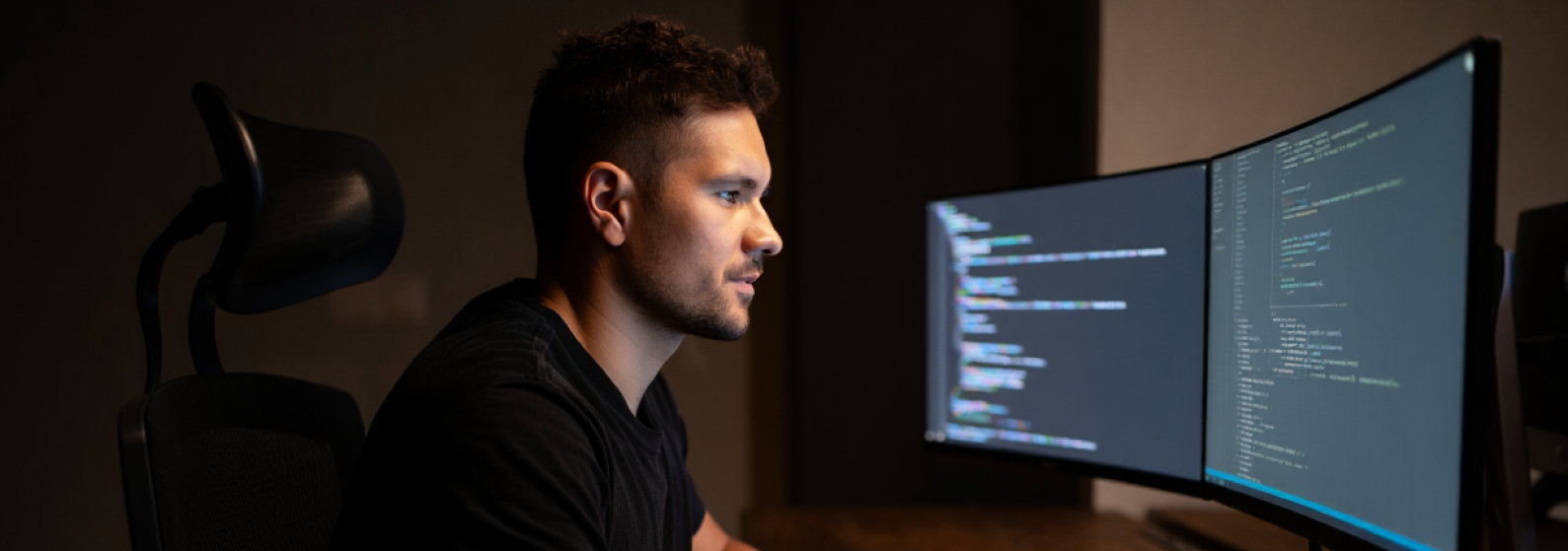 Homem desenvolvendo software personalizado